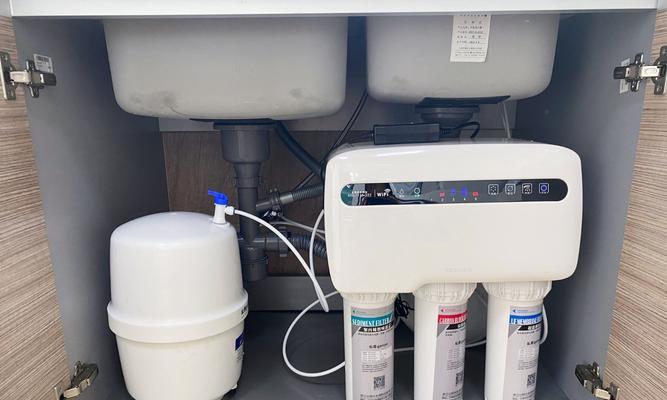 净水器电池更换方法（轻松学会更换净水器电池）