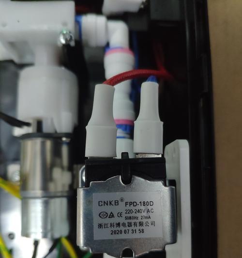 净水器电池更换方法（轻松学会更换净水器电池）