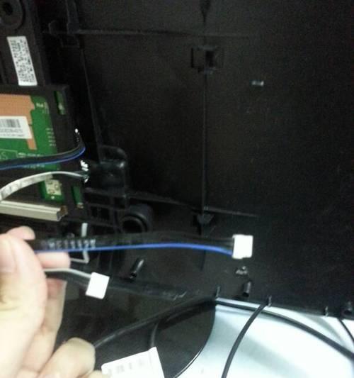解决显示器屏幕上出现的黑线问题（黑线问题的原因及修复方法）
