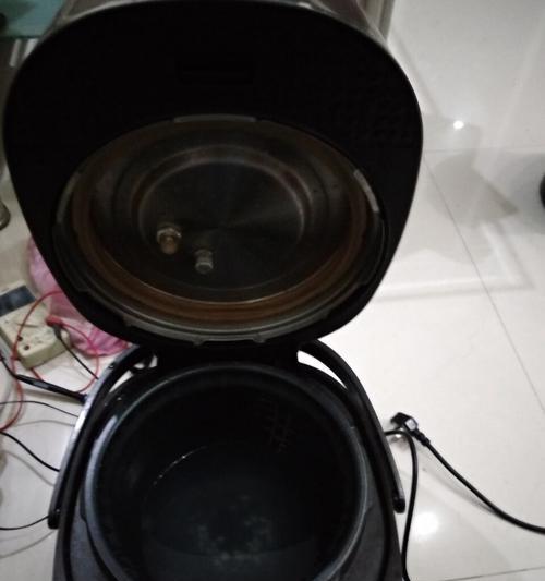 电压力锅盖子无法打开的解决方法（教你轻松解决电压力锅盖子打不开的困扰）