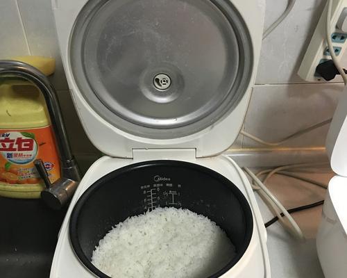 电饭煲里煮东西的合理处理方法（让你的电饭煲变成多功能厨房利器）