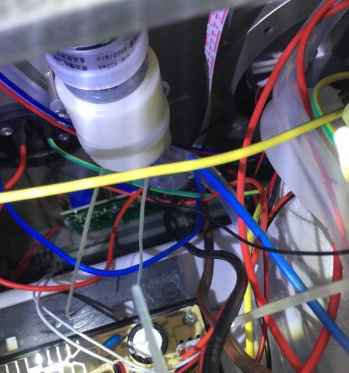 小型饮水机故障处理方法（解决常见饮水机故障的实用技巧）