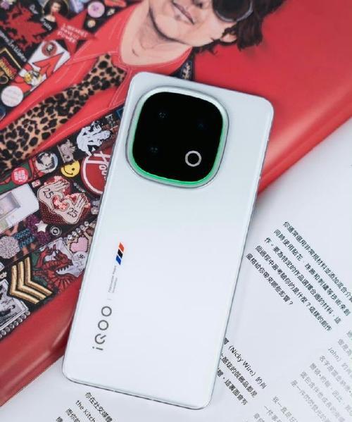 手机右上角的摄像头是什么型号？有何特殊功能？