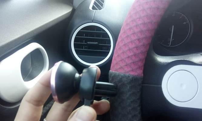 背面吸盘充电器使用方法是什么？使用中需要注意什么？