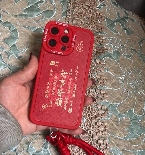 苹果15红色手机软壳的材质是什么？