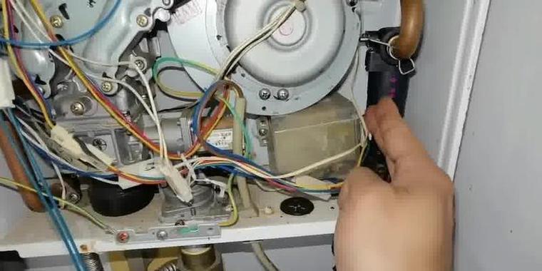解决阿里斯顿热水器故障显示E20的方法（怎样应对阿里斯顿热水器故障E20）