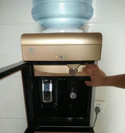 解决饮水机水里出现小泡泡的问题（小泡泡问题分析及应对措施）