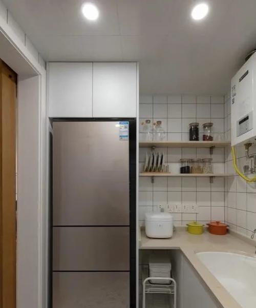 冰箱有缝问题的处理方法（让冰箱焕然一新的维修技巧）