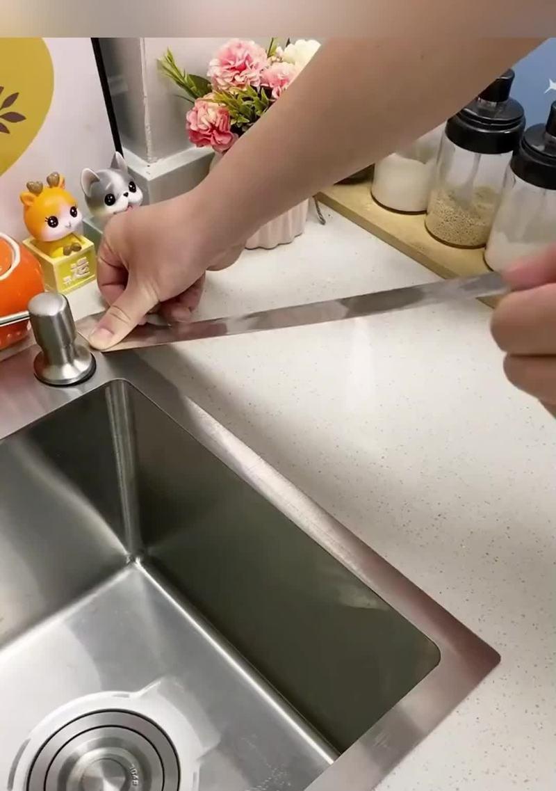 冰箱有缝问题的处理方法（让冰箱焕然一新的维修技巧）