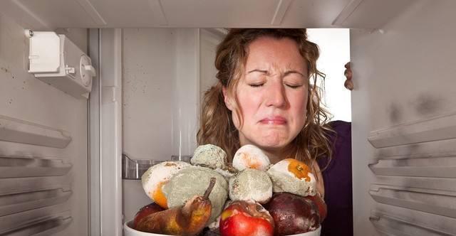 冰箱白胶发霉的处理方法（防止冰箱白胶发霉的小妙招）